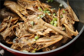 撒少许葱末，就是特别美味了。连锅一起端上桌，大快朵颐啃鸭头吧。