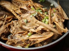 撒少许葱末，就是特别美味了。连锅一起端上桌，大快朵颐啃鸭头吧。