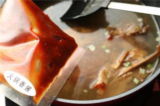 吃过了鸭头，加适量水，再加入火锅酱料包。