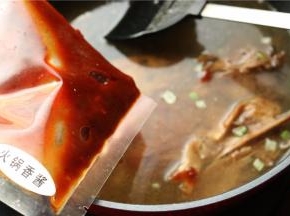 吃过了鸭头，加适量水，再加入火锅酱料包。
