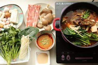 准备好自己喜欢的蔬菜和丸子肉类，开始愉快的涮火锅吧。