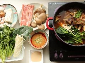 准备好自己喜欢的蔬菜和丸子肉类，开始愉快的涮火锅吧。