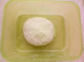 中种和好放保鲜盒里，放冰箱冷藏17小时左右。