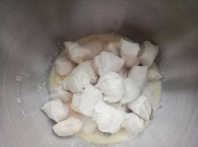 把中种面团用刮板切成小块与主面团(除黄油和盐以外)放入厨师机里揉。