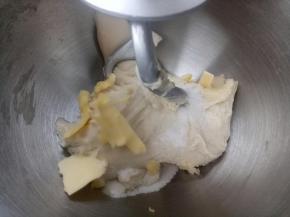 放入软化的黄油和盐。继续揉