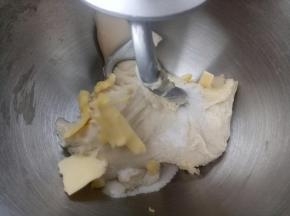 放入软化的黄油和盐。继续揉