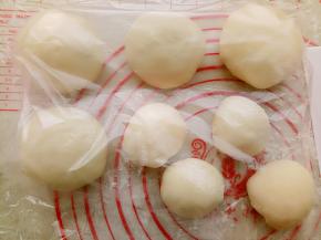 根据自己想做的面包进行分份。分好盖保鲜膜醒20分钟。