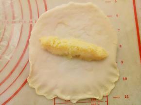 取一份面团擀开放入椰蓉馅卷起来。