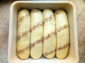 二发好以后刷上蛋液，撒上芝麻。烤箱180度预热10分钟后放入烤箱，烤20分钟出炉。