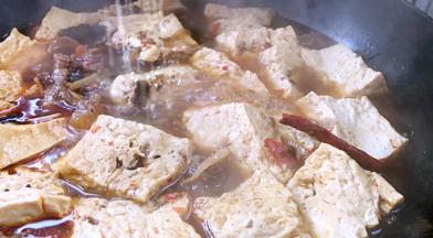 调入盐、胡椒粉和鸡精粉