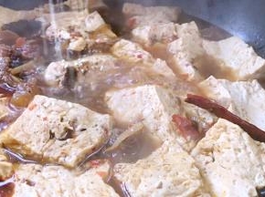调入盐、胡椒粉和鸡精粉