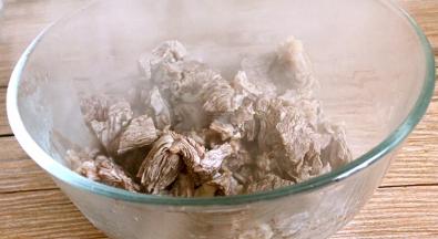 捞出沥干水分备用