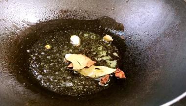 锅烧热油，爆香卤料