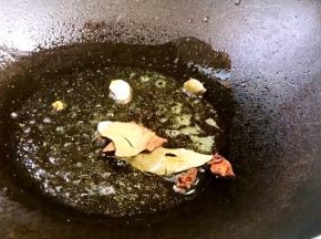 锅烧热油，爆香卤料