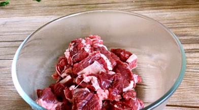 将牛肉洗净切小块