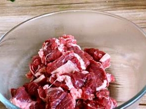 将牛肉洗净切小块