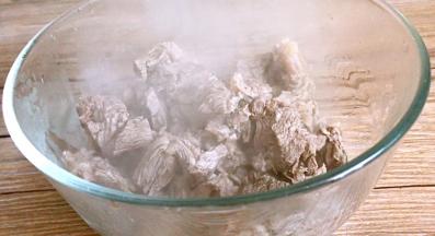 将焯好的牛肉捞出来沥水备用