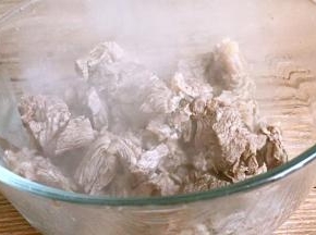 将焯好的牛肉捞出来沥水备用