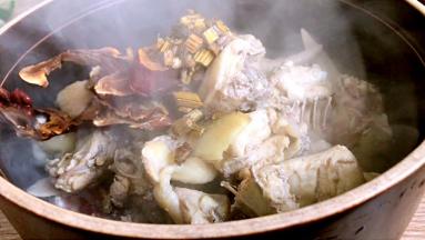 将所有食材放入砂锅内，加入姜片