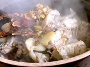 将所有食材放入砂锅内，加入姜片