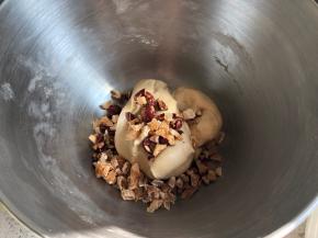 加入切丁的红枣干和桂圆干