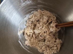 一边倒入放凉的红糖水，一边用筷子搅拌成絮状