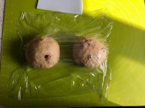 发酵好的面团取出，按压排气，均分成两份，揉圆，海上保鲜膜，松弛15分钟