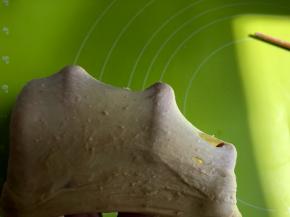 揉到面团能拉出稍微薄的膜，会破不要紧