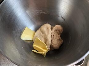 揉到面团不粘手，加入提前软化好的黄油，继续揉面