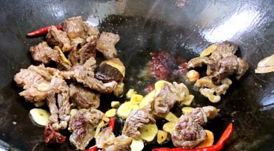 加入豆瓣酱炒出红油