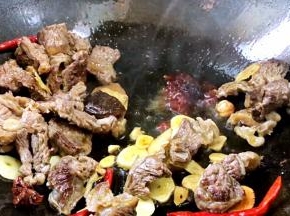 加入豆瓣酱炒出红油