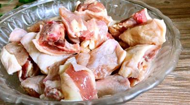 将鸡清理干净，砍成块