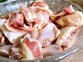 将鸡清理干净，砍成块