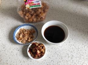 红糖切20g加130g左右的水煮开，取120g红糖水放凉备用，红枣去核切丁，桂圆干切丁