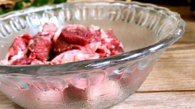 将牛肉洗净切成小块