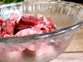 将牛肉洗净切成小块