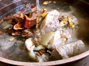 倒入适量清水