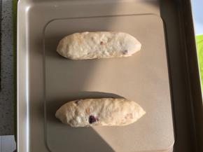 卷好，两头整理一下稍圆，放入烤盘