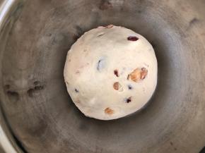 揉匀，滚圆放入容器内进行第一次发酵，天冷的话可以利用烤箱或者发酵箱