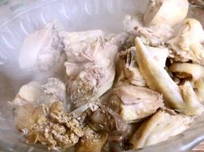 捞出沥干水分