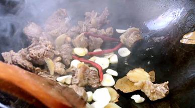 放入姜片、蒜片、干辣椒炒出香味