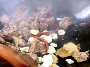 放入姜片、蒜片、干辣椒炒出香味