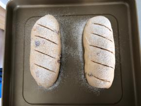 面团发酵到2倍大，筛上高筋面粉，用面包刀片割上纹路