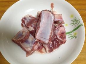 排骨洗净剁成段