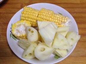 玉米切段、莲藕洗净去皮切滚刀块