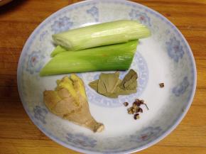 葱拍松切段、姜拍松，花椒5粒、香叶1片