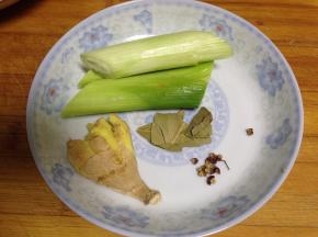 葱拍松切段、姜拍松，花椒5粒、香叶1片