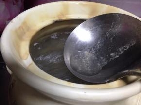 汤开锅后撇去浮沫