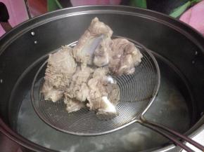 锅内加冷水倒入排骨，加入1大勺高度白酒烧开（目的是第一次去腥）开锅后捞出控净水分（同时汤煲内加水烧开）