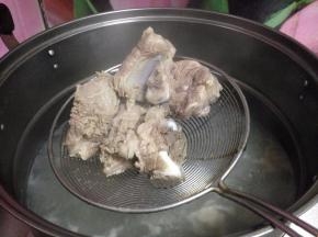 锅内加冷水倒入排骨，加入1大勺高度白酒烧开（目的是第一次去腥）开锅后捞出控净水分（同时汤煲内加水烧开）